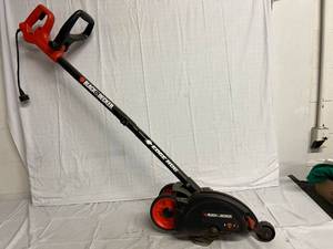 lot 114 image: Black and Decker Edge Hog
