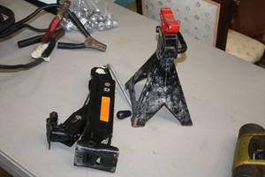 lot 32 image: Jack Stand, Car Jack