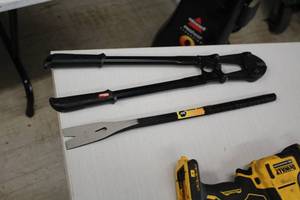 lot 23 image: 18 Bolt Cutter and 34 Pry BarChisel