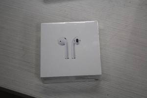 lot 39 image: Apple AirPods Earbuds with Charger Case (New )