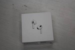 lot 40 image: Apple AirPods Earbuds with Magsafe Charger Case (New )