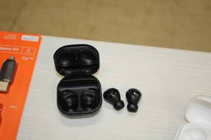 lot 48 image: Samsung Earbuds with Charger Case