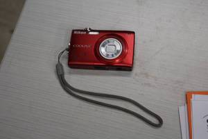 lot 64 image: Nikon CoolPix Digital Point-n-Shoot Camera S205