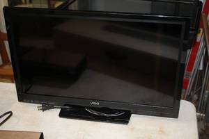 lot 80 image: Vizio 24 TVMonitor E240R with Power Cord