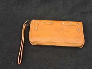 lot 140 image: Universal Thread Womens Clutch