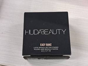 lot 153 image: Huda Beauty Easy Bake 0.71-oz Cupcake Loose Setting Powder