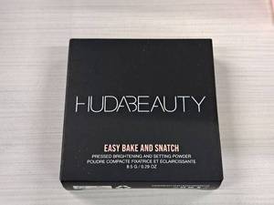 lot 155 image: Huda Beauty Easy Bake and Snatch 0.29-oz Banana Bread Loose Setting Powder