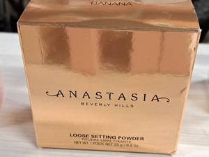 lot 167 image: Anastasia Beverly Hills 0.9-oz Banana Loose Setting Powder