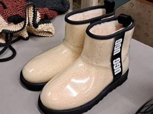 lot 206 image: Ugg Size 7 Womens Shoes (New )