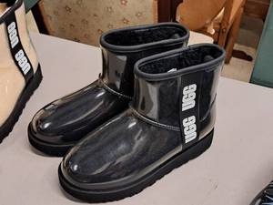 lot 207 image: Ugg Size 7 Womens Shoes (New )