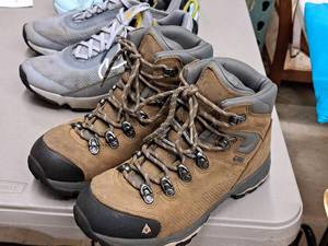 lot 210A image: Vibram Size 6.5M Womens Boots