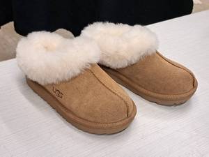 lot 213 image: Ugg Size 11 Kids Shoes