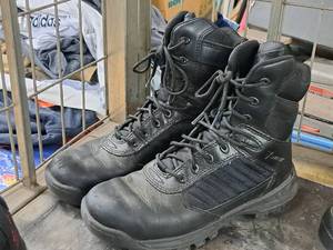 lot 217 image: Bates Size 7-12 Mens Slip & Oil Resistant Boots