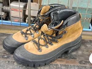 lot 218 image: Danner Size 11-12R Mens Combat Hiker Boots