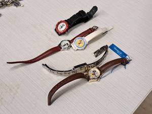 lot 271 image: Kids Wrist Watches - (2) Minnie Mouse and (3) Mickey Mouse