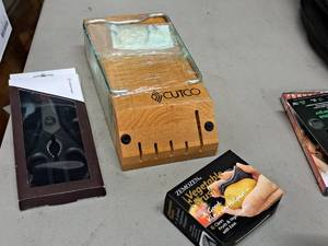 lot 274 image: Knife Block, Vegetable Scrubber, Scissors (New )