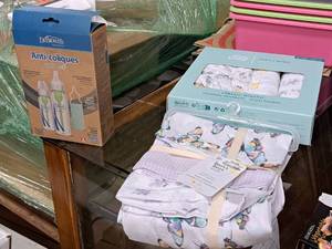 lot 292 image: Dr. Browns Natural Flow Biberon Anti-coliques Baby Bottles, Burts Bees Baby Muslin Blankets 3-pack, Disney Baby Classic Muslin Swaddle Blankets 4-pack
