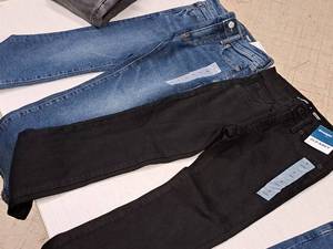 lot 318 image: Lot of (2) Old Navy Size 6 Girls Jeans Straight Fit