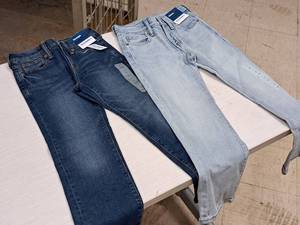 lot 319 image: Old Navy Size 7 Girls Jeans - Straight Fit,  Skinny Fit
