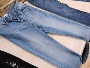 lot 370 image: Forever 21 Size 12 Womens Jeans