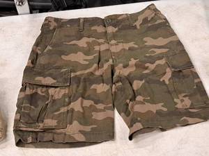 lot 388 image: Old Navy Size 36 Mens Lived-In Straight Cargo Short