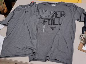 lot 393 image: Lot of (2) Under Armour Size Small T-Shirts
