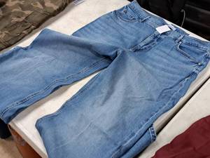 lot 389 image: Size 31 Womens Wide Leg High Rise Regular Fit Jean