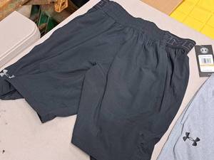 lot 394 image: Under Armour Heat Gear Size Small Short