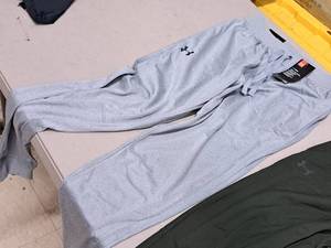 lot 395 image: Under Armour Cold Gear Size Small Jogger