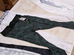 lot 398 image: Lot of (2) Under Armour Size Small Compression Leggings