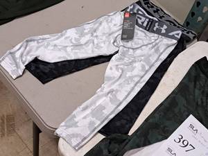 lot 397 image: Lot of (2) Under Armour Size Small Compression Leggings