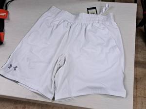 lot 401 image: Under Armour Size Medium Short