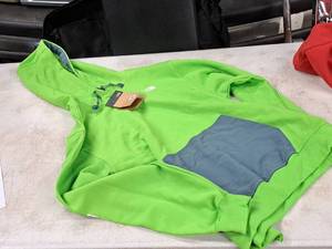 lot 412 image: North Face Size Large Pullover Hoodie