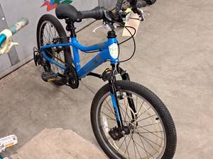 lot 429 image: Giant 16 Girls Trail Bike 11 Blue Frame