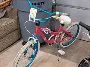 lot 430 image: Dynacraft Charmer 16 Girls Single-speed BMX Bike 12 Pink Frame