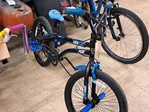 lot 434 image: Kent Quick Spin 16 Boys Single-speed Trick Bike 12 Black Frame
