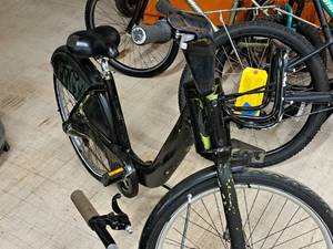 lot 438 image: 24 Womens Single-speed Street Bike 19 Black Frame