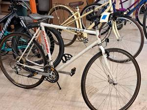 lot 439 image: Schwinn Crosscut 24 Mens Street Bike 23 White Frame