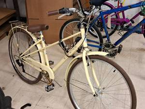 lot 440 image: Schwinn 24 Womens 10-speed Street Bike 18 Cream Frame