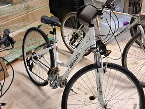 lot 450 image: Diamondback Vital 2 24 Womens Trail Bike 16 White Frame