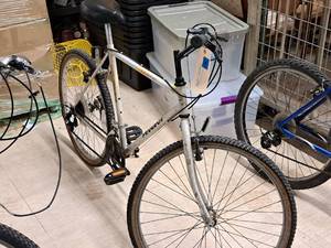 lot 451 image: Peugeot Glacier Point 22 Mens Trail Bike 20 White Frame
