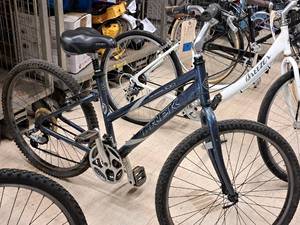 lot 453 image: Trek Navigator 100 22 Womens Trail Bike 19 Blue Frame