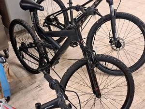 lot 456 image: 22 Mens Trail Bike 20 Black Frame