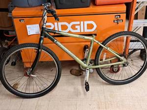 lot 461 image: Specialized Expedition Sport 22 Mens Trail Bike 16 YellowBlack Frame