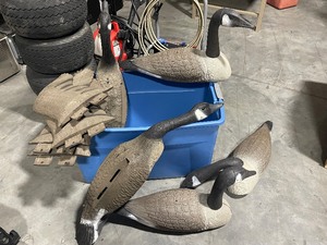 lot 4 image: Goose Decoys and Tote