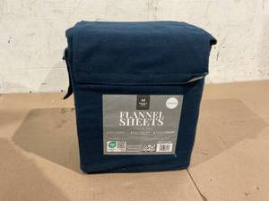 lot 116 image: Queen Size 6PCS Members Mark Flannel Sheets Set
