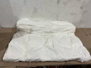 lot 122 image: California King Size Goose and Feather Down Comforter