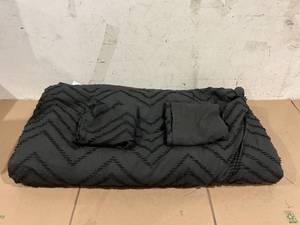 lot 128 image: 3PCS King Size Black Comforter Set