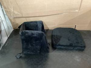 lot 442 image: Black Dog Car Seat for Vehicle
