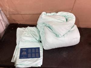 lot 462 image: 8PCS Queen Size Bedsure Comforter Set